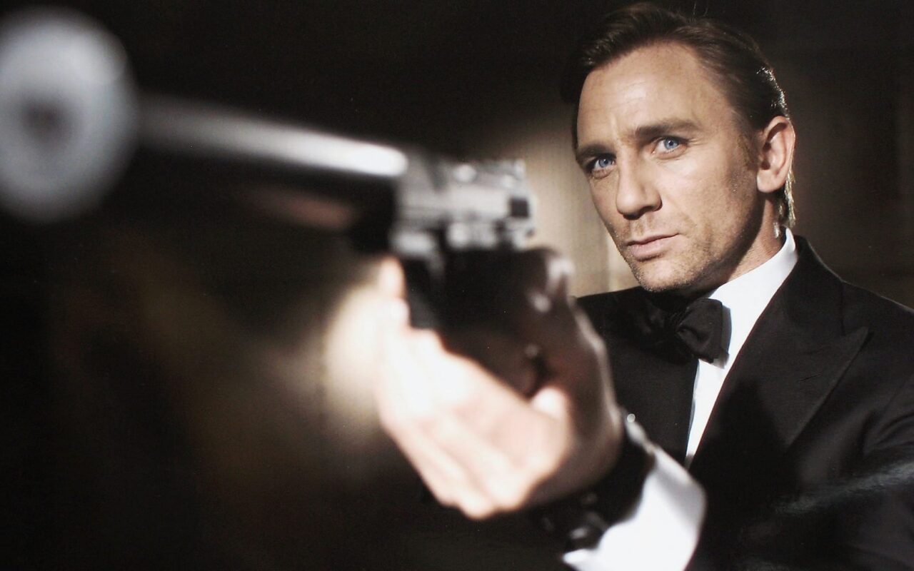 ترامب ينشر صورة له كـ”جيمس بوند” وشخصية الجاسوس 007
