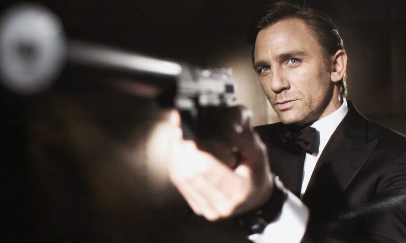 ترامب ينشر صورة له كـ”جيمس بوند” وشخصية الجاسوس 007