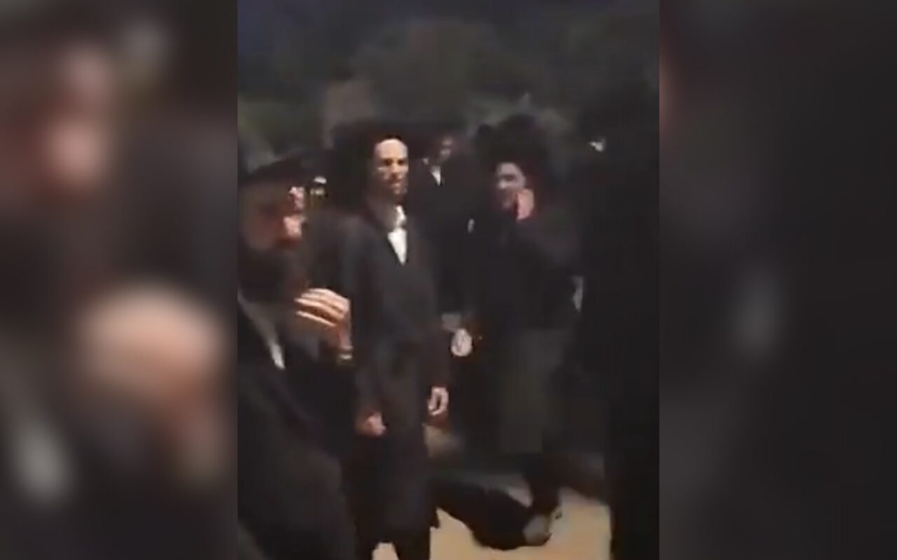 أعمال شغب غير مسبوقة.. عشرات الحريديم يحاصرون منزل قاضٍ إسرائيلي