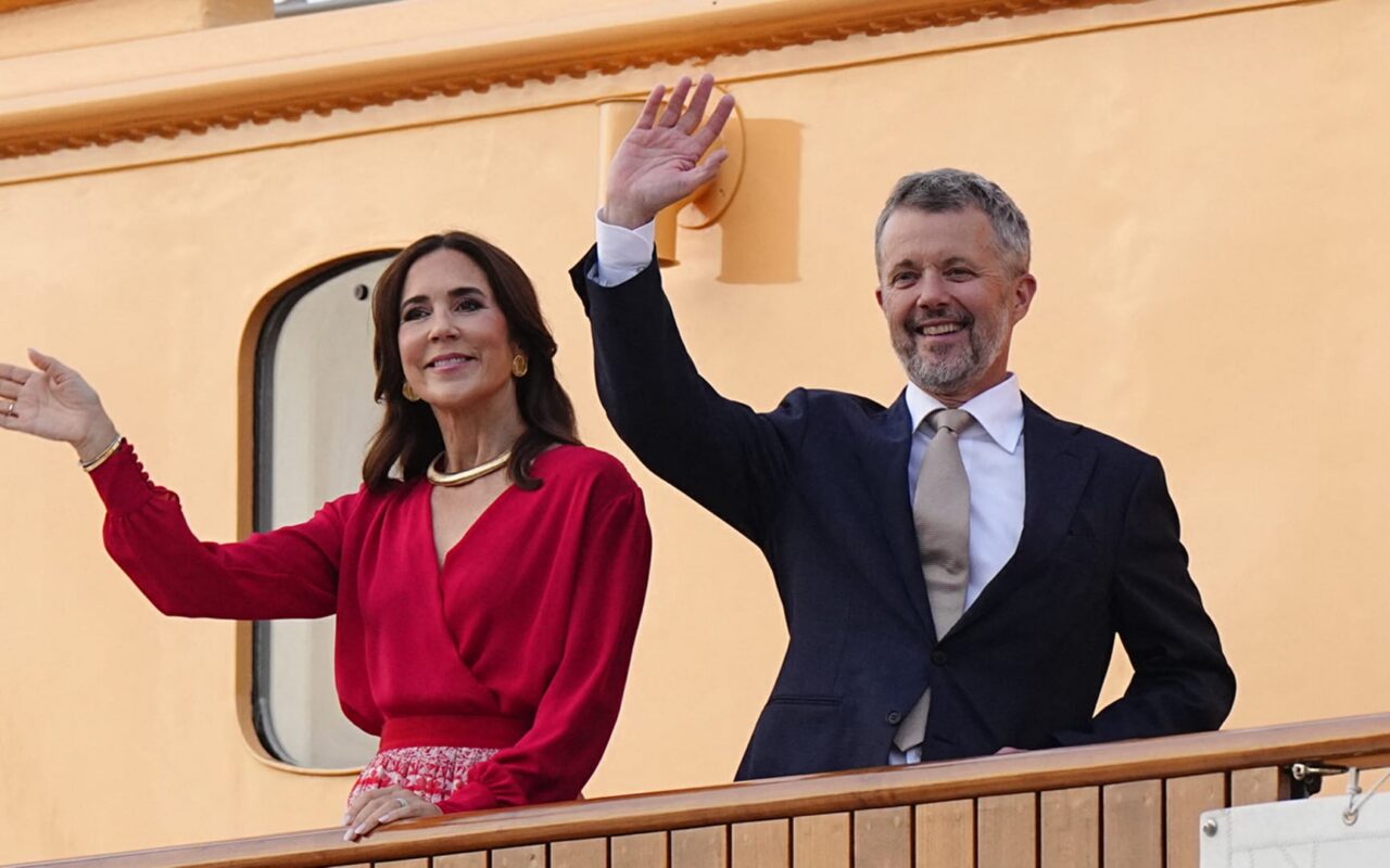 اللون الأحمر يتوّج إطلالات الملكات والأميرات حول العالم