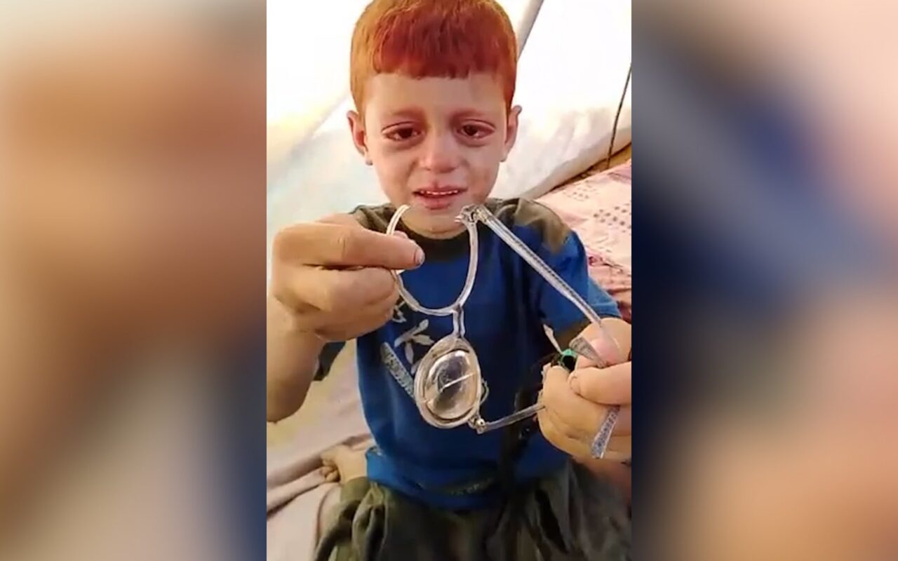 شاهد.. نظارة طفل مكسورة تكشف واقع الحياة في غزة