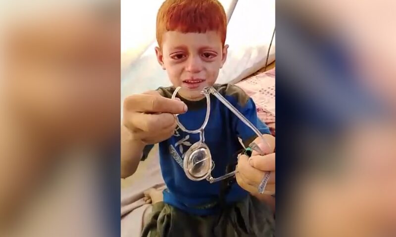 شاهد.. نظارة طفل مكسورة تكشف واقع الحياة في غزة
