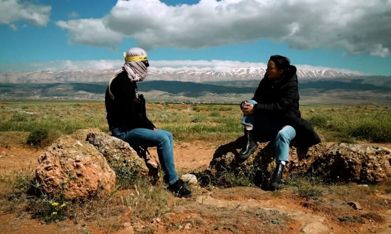 في مقابلة نادرة.. مراسلة CNN تلتقي مقاتلًا في حزب الله وتطرح عليه أسئلة