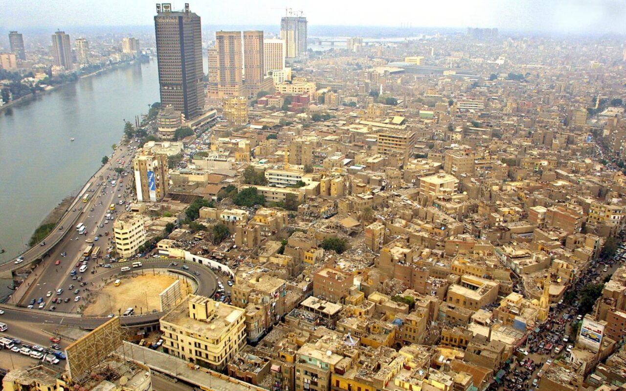 مصر.. فيديو فتاة تتعرض للركل والضرب من شاب في الشارع والداخلية تكشف تفاصيل