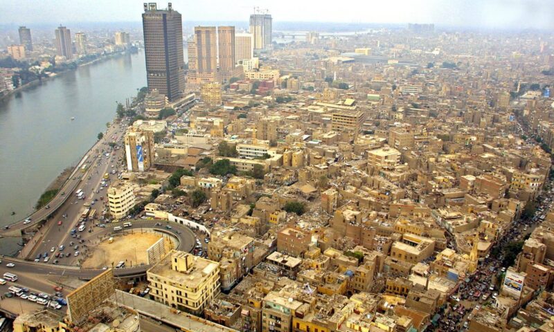 مصر.. فيديو فتاة تتعرض للركل والضرب من شاب في الشارع والداخلية تكشف تفاصيل