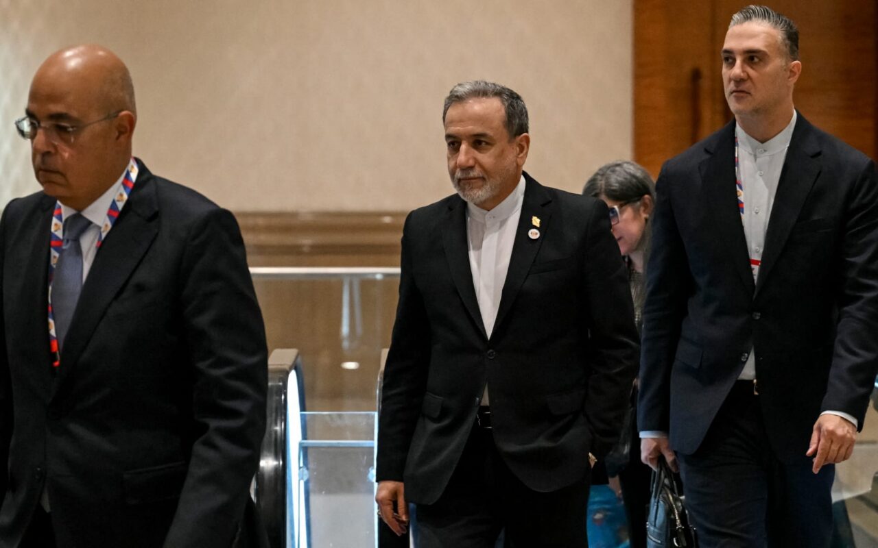 إيران.. الوسيط الباكستاني يلتقي عباس عراقجي.. ماذا نعلم؟