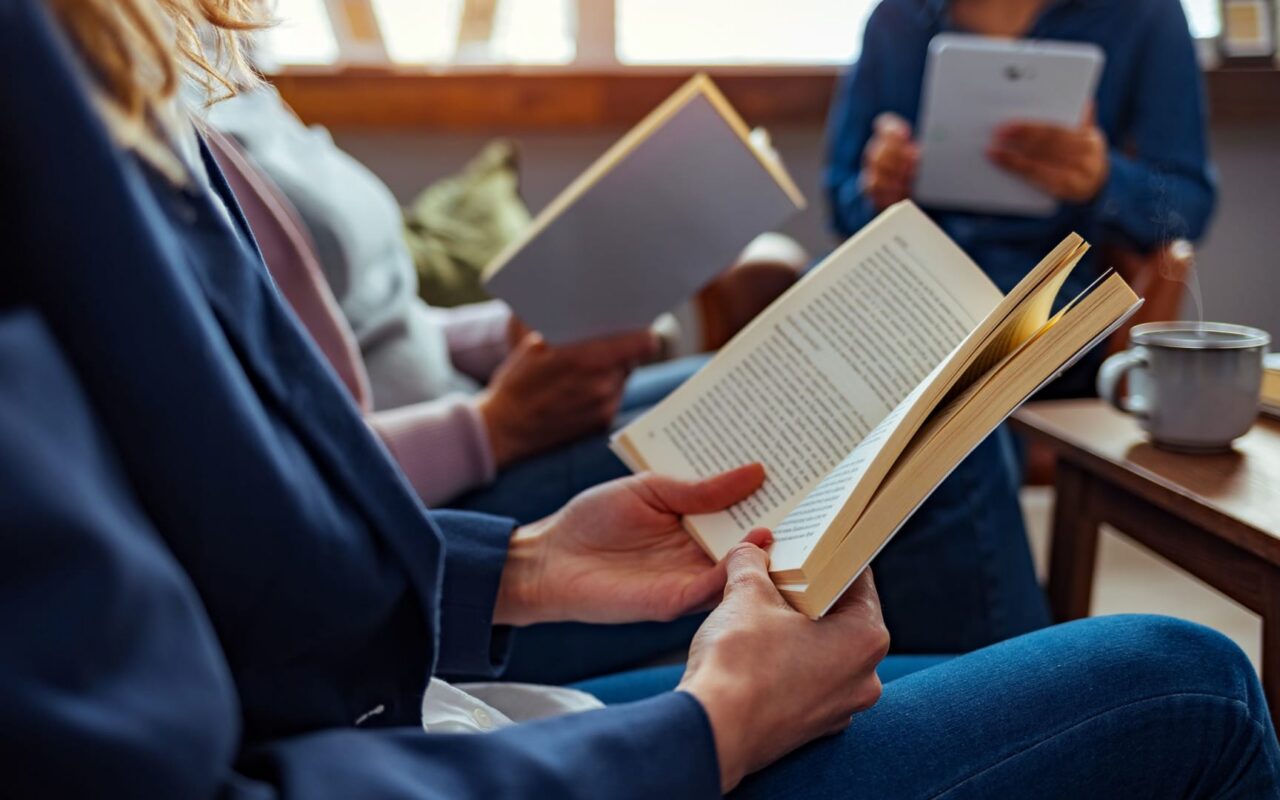 نوادي القراءة الصامتة.. كيف تدعم صحة الدماغ وتحفّز التركيز؟
