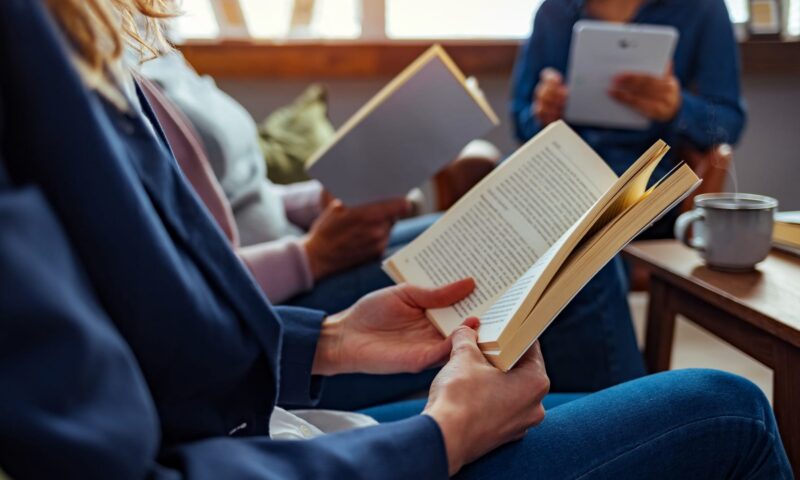 نوادي القراءة الصامتة.. كيف تدعم صحة الدماغ وتحفّز التركيز؟