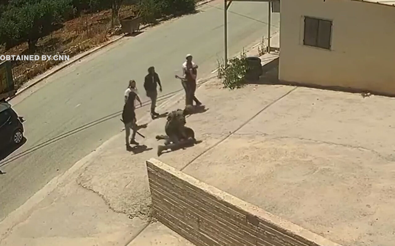 فيديو لمستوطنين وجندي إسرائيلي يضربون فلسطينيين حتى فقد أحدهما وعيه بالضفة