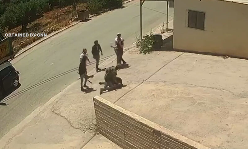 فيديو لمستوطنين وجندي إسرائيلي يضربون فلسطينيين حتى فقد أحدهما وعيه بالضفة