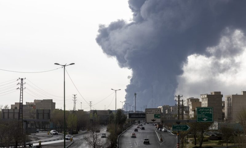 الجيش الإسرائيلي يُعلن استهداف مجمع للبتروكيماويات في إيران