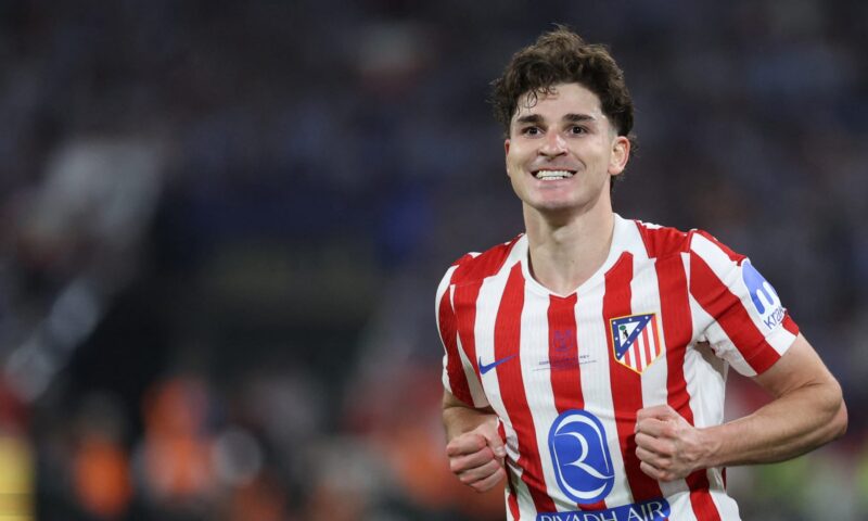 ريال مدريد يقدم عرضًا لضم جوليان ألفاريز.. وأتلتيكو يرد بسخرية: “تجعلونا نضحك”