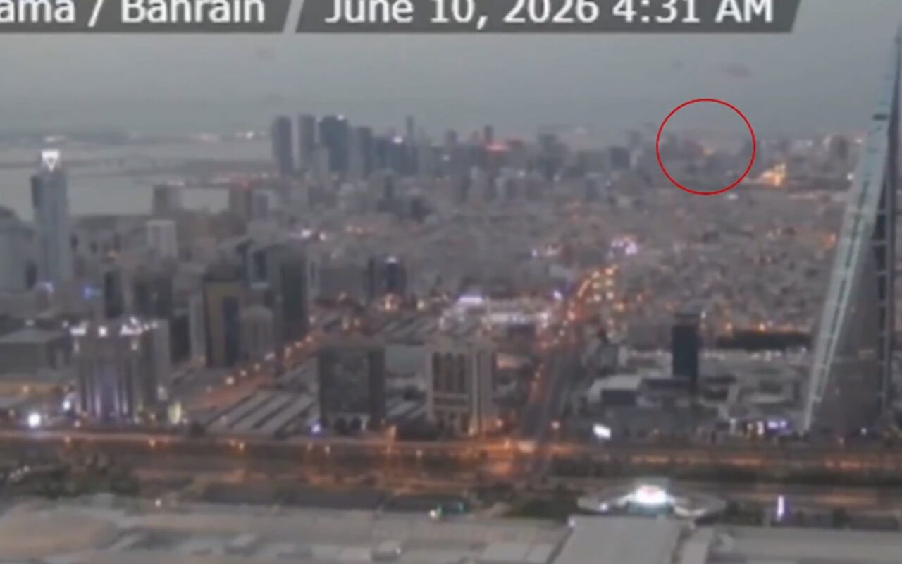 وسط ضربات إيران.. فيديو يرصد وميضا ساطعا باتجاه منشأة بحرية أمريكية في البحرين