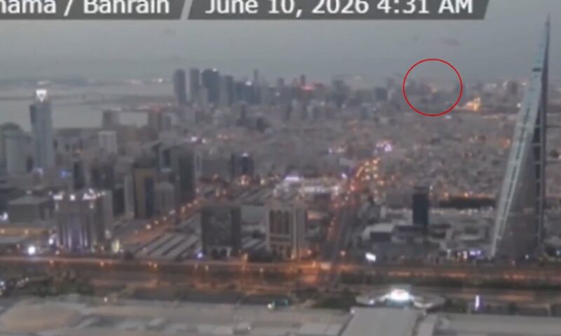 وسط ضربات إيران.. فيديو يرصد وميضا ساطعا باتجاه منشأة بحرية أمريكية في البحرين