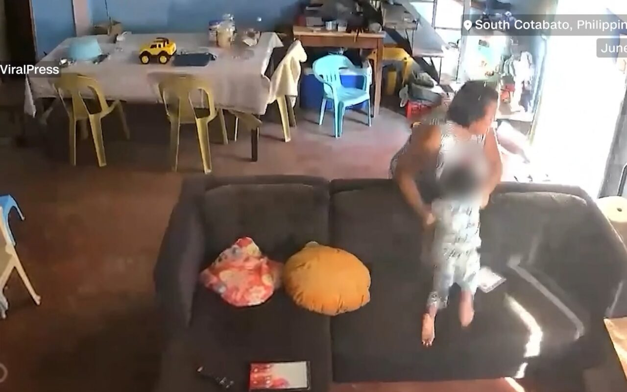 لحظات مرعبة أثناء زلزال الفلبين.. شاهد ما فعلته سيدة مع طفل