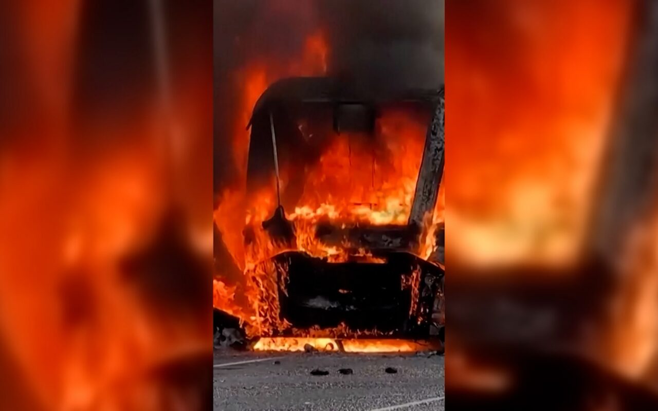من حادث طعن إلى أعمال شغب.. كيف تصاعدت التوترات في بلفاست؟