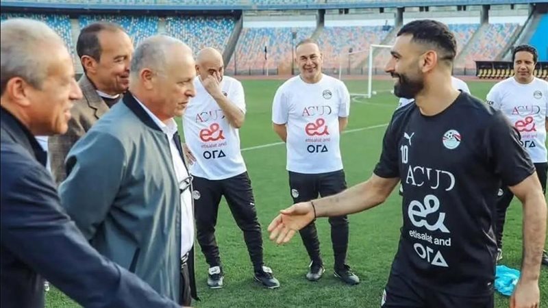 وصلة حديث بين هاني أبو ريدة ومحمد صلاح على هامش مران منتخب مصر (فيديو)