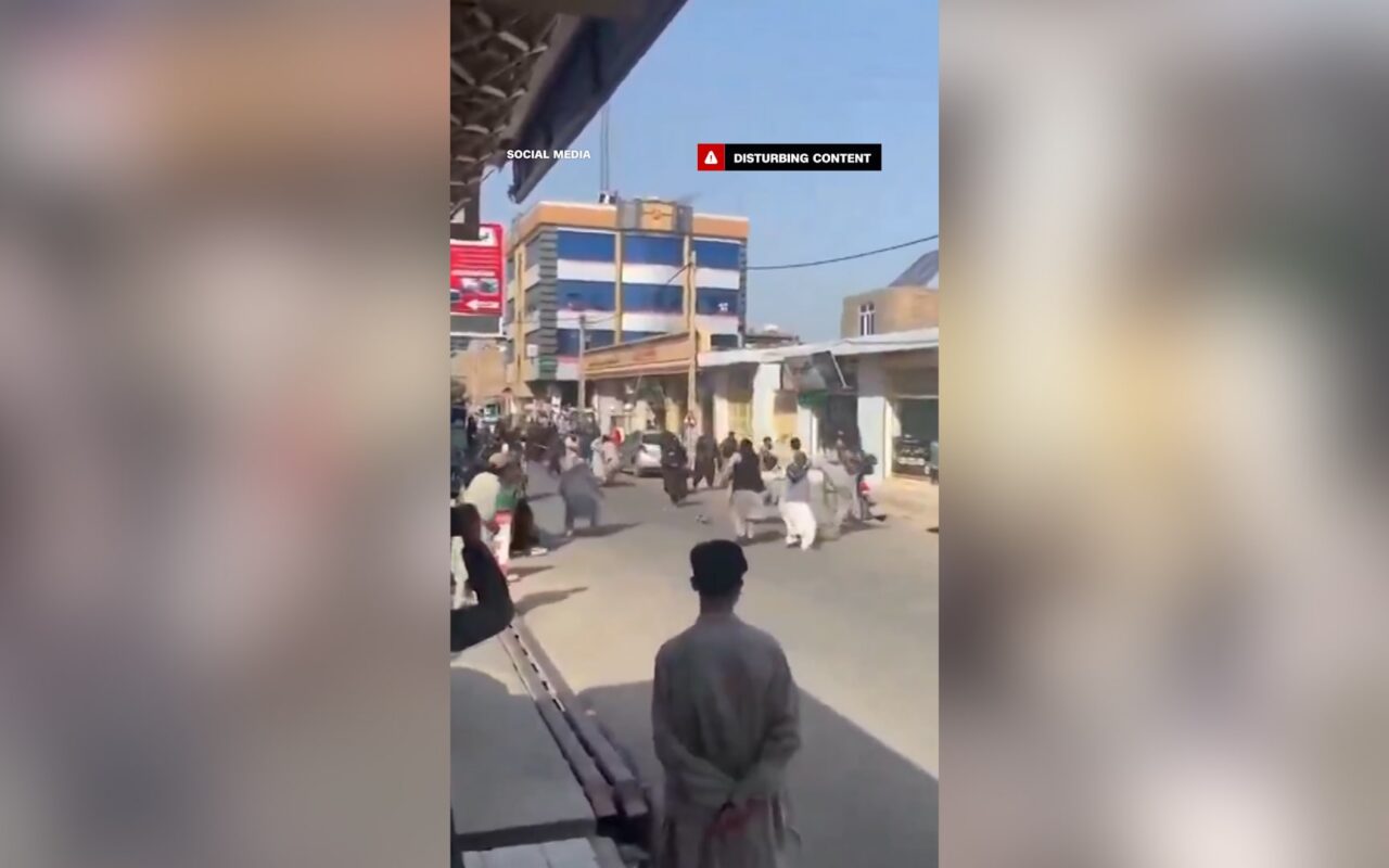 سماع دويّ إطلاق نار خلال احتجاج نادر للمحجبات في أفغانستان
