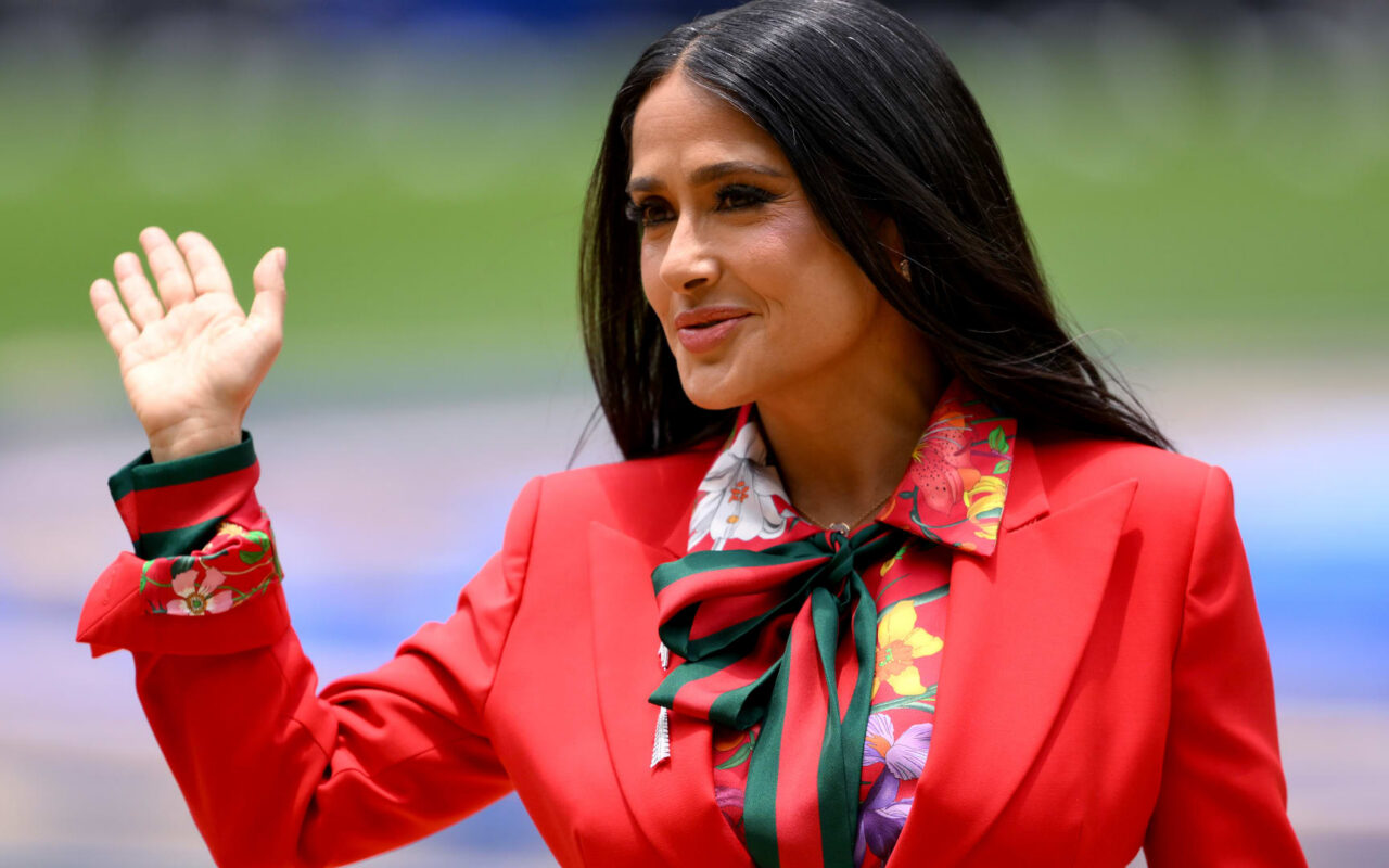 سلمى حايك تتألق بالأحمر الناري وترفع كأس الفيفا في افتتاح كأس العالم 2026