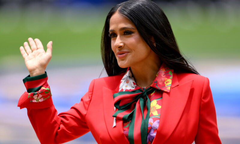 سلمى حايك تتألق بالأحمر الناري وترفع كأس الفيفا في افتتاح كأس العالم 2026