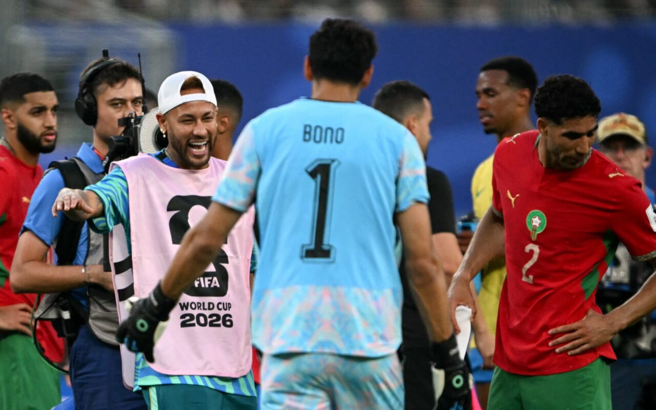 هذا ما فعله نيمار مع ياسين بونو بعد مباراة البرازيل والمغرب
