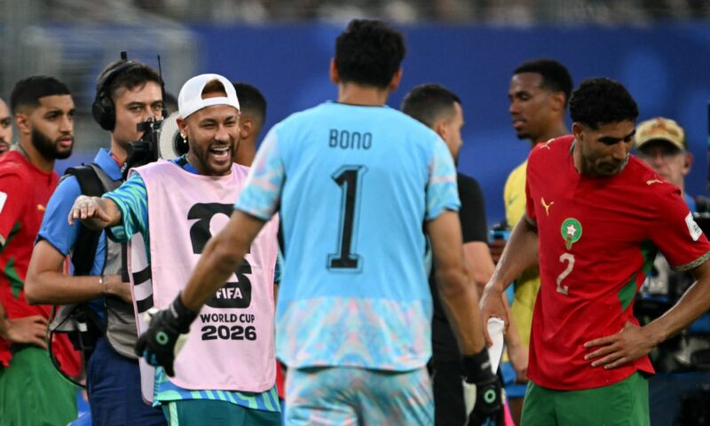 هذا ما فعله نيمار مع ياسين بونو بعد مباراة البرازيل والمغرب