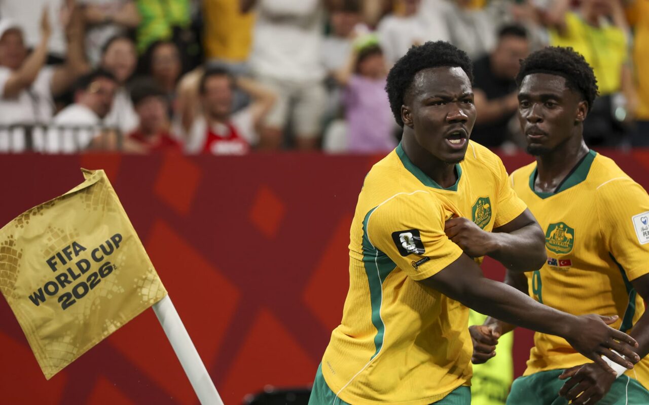 “ملاكمة راية الركنية”.. لاعب أسترالي يعيد إحياء الاحتفال الأيقوني لتيم كاهيل في كأس العالم