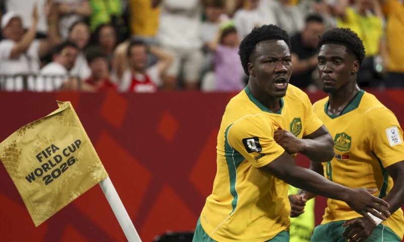 “ملاكمة راية الركنية”.. لاعب أسترالي يعيد إحياء الاحتفال الأيقوني لتيم كاهيل في كأس العالم