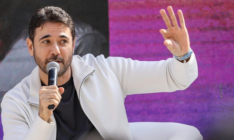 تركي آل الشيخ يبدي قلقه على أحمد عز من كواليس تصوير مسلسل “الأمير”