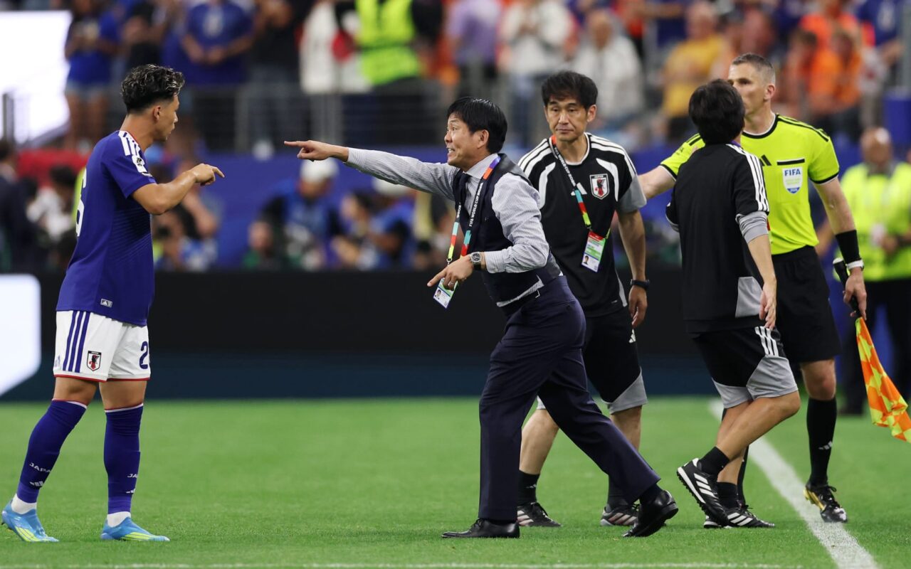 سبورة وأرقام عملاقة.. مدرب اليابان يبتكر طريقة جديدة لتوجيه لاعبيه في كأس العالم