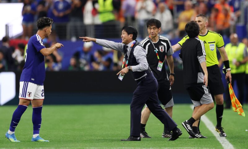 سبورة وأرقام عملاقة.. مدرب اليابان يبتكر طريقة جديدة لتوجيه لاعبيه في كأس العالم