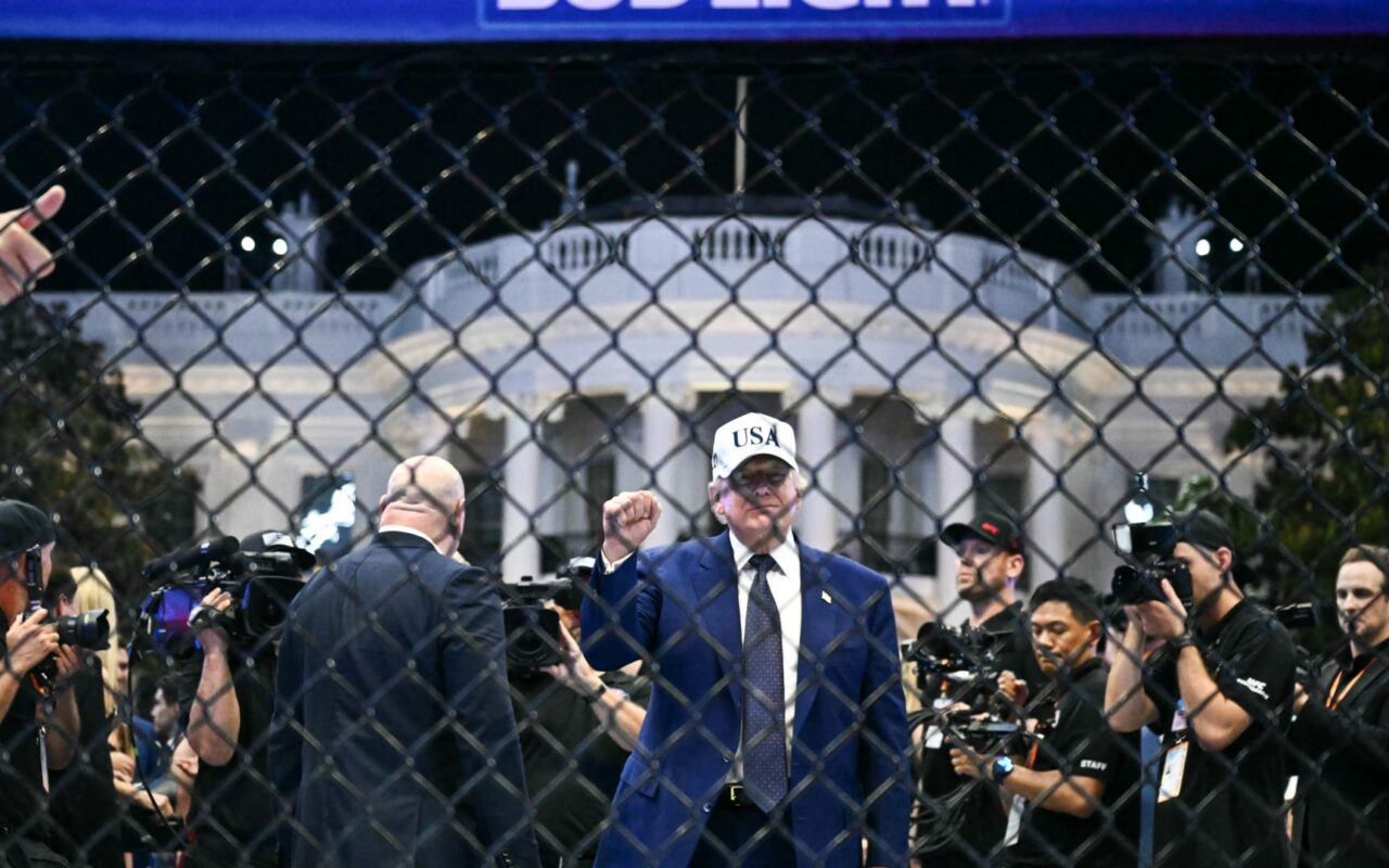 نزال UFC.. مقاتل يدلي بتصريح مسيء لميشيل أوباما وترامب يرد بابتسامة