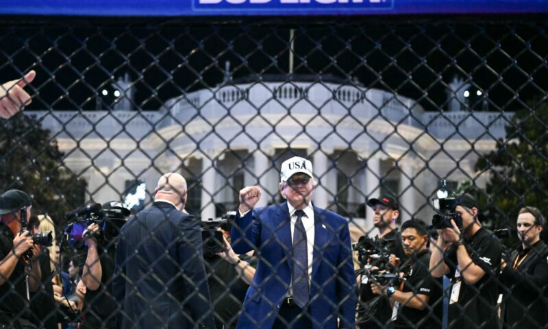 نزال UFC.. مقاتل يدلي بتصريح مسيء لميشيل أوباما وترامب يرد بابتسامة