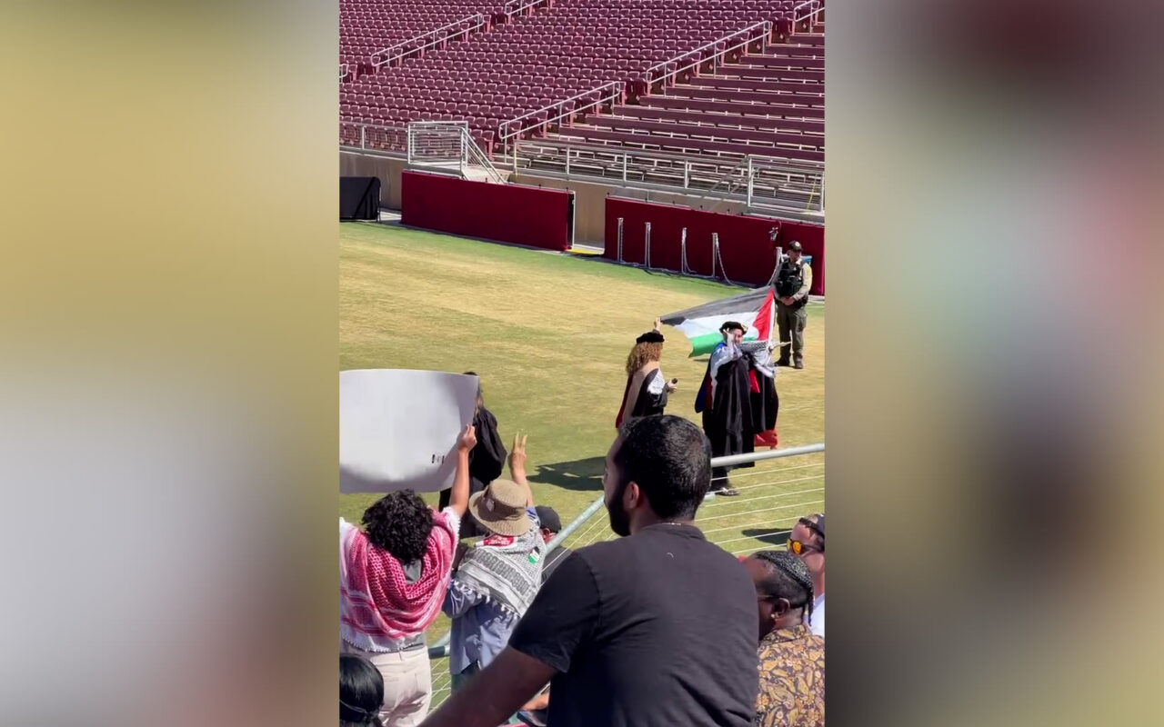 احتجاجاً على علاقاتها بإسرائيل.. طلاب جامعة ستانفورد ينسحبون من حفل تخرجهم أثناء كلمة الرئيس التنفيذي لـ”غوغل”