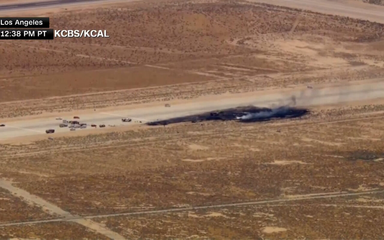 فيديو لآثار تحطم قاذفة قنابل “بي-52” في قاعدة إدواردز الجوية بكاليفورنيا