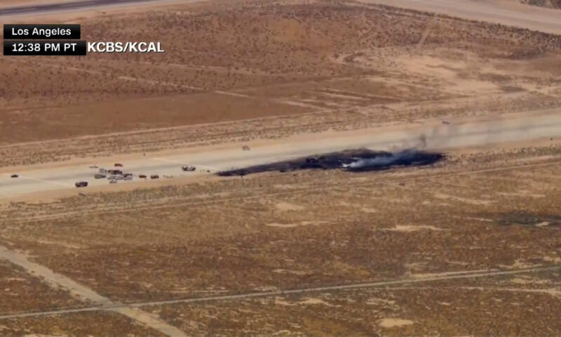 فيديو لآثار تحطم قاذفة قنابل “بي-52” في قاعدة إدواردز الجوية بكاليفورنيا