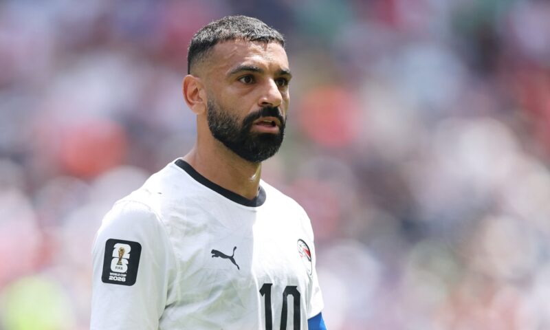 كأس العالم.. هذا ما فعله محمد صلاح مع حسام حسن لحظة انفعال المدرب على الحكم