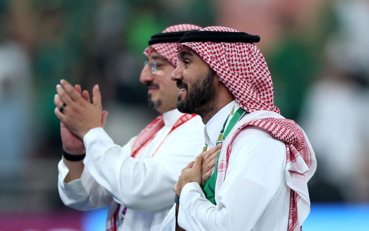 السعودية.. تفاعل على فيديو احتفال وزير الرياضة بهدف العمري أمام أوروغواي