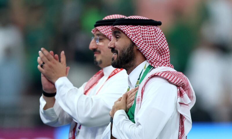 السعودية.. تفاعل على فيديو احتفال وزير الرياضة بهدف العمري أمام أوروغواي
