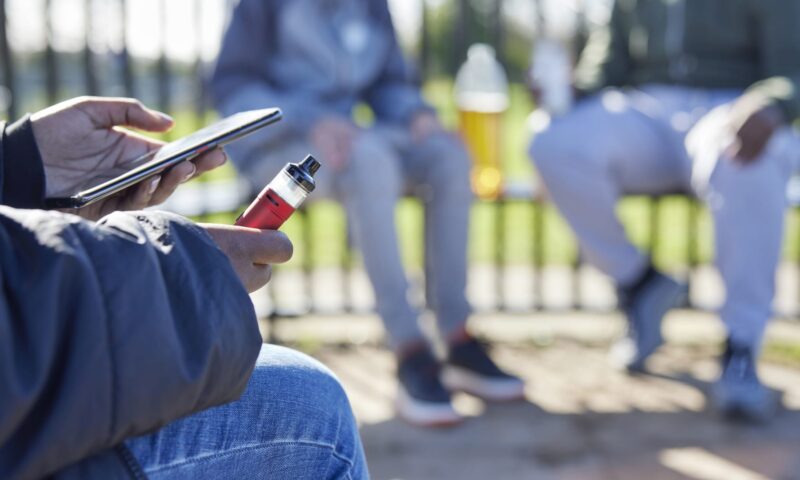 خبراء يحذرون: وسائل التواصل قد تشجع الأطفال على تعاطي المواد المخدرة