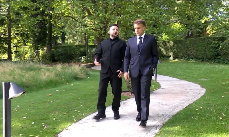 ماكرون يستقبل الرئيس الأوكراني زيلينسكي في قمة مجموعة السبع
