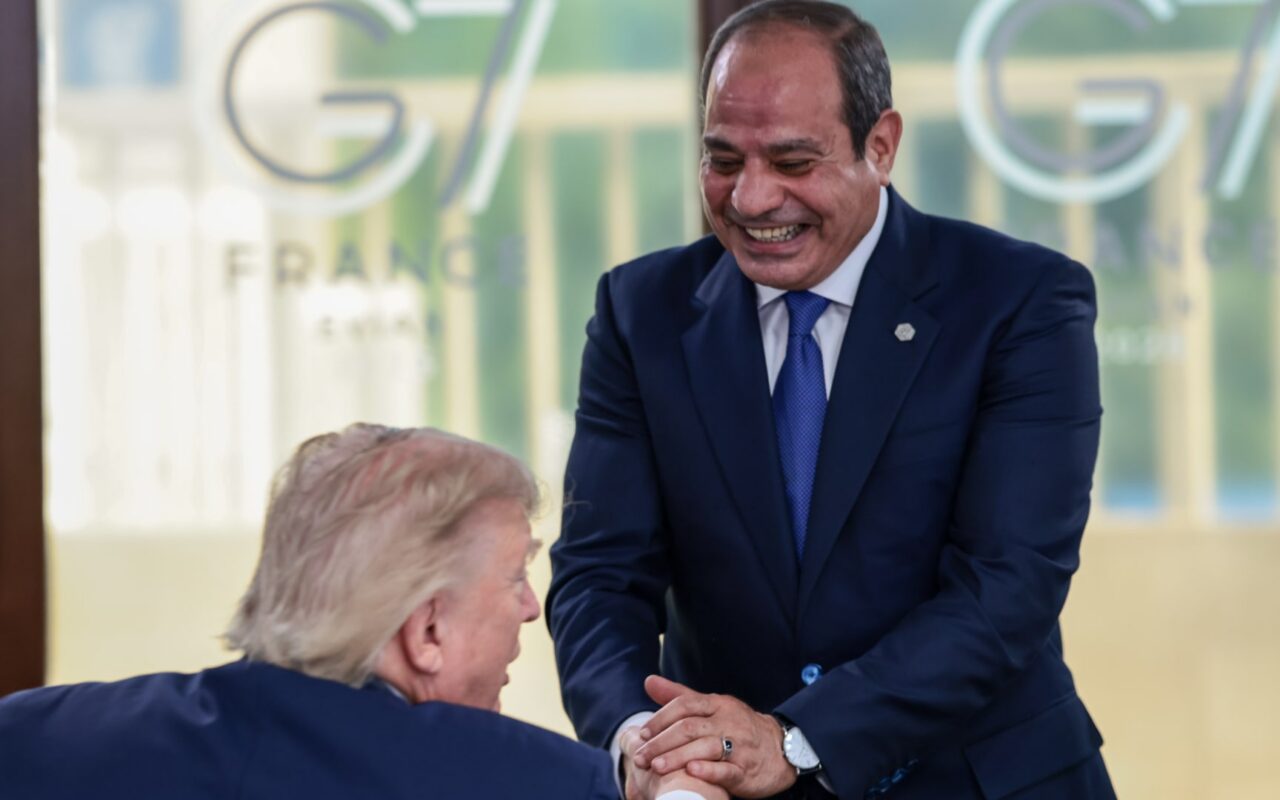 مصر.. لقطات ترصد السيسي وعناق ترامب ومن التقى على هامش قمة مجموعة السبع