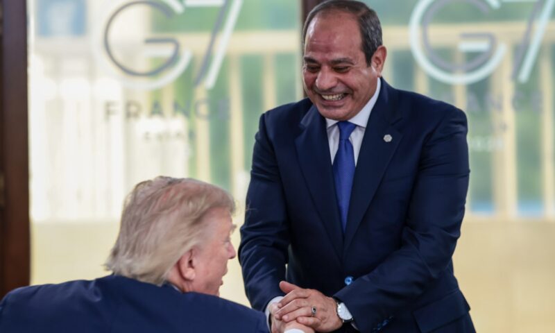 مصر.. لقطات ترصد السيسي وعناق ترامب ومن التقى على هامش قمة مجموعة السبع
