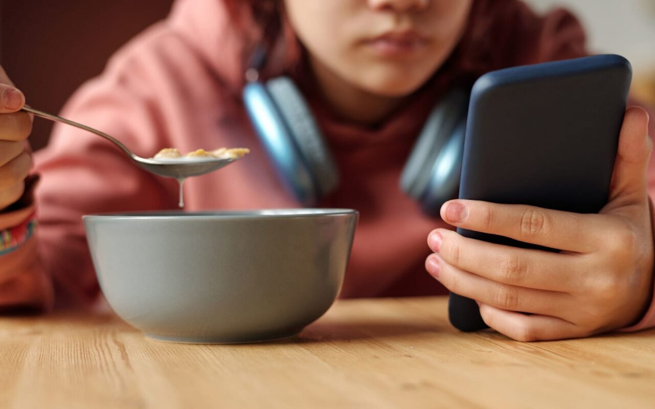 الأهل يتفوّقون على أطفالهم في استخدام الهواتف أثناء الوجبات العائلية