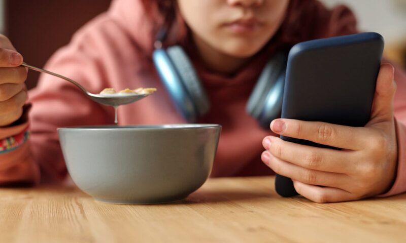 الأهل يتفوّقون على أطفالهم في استخدام الهواتف أثناء الوجبات العائلية