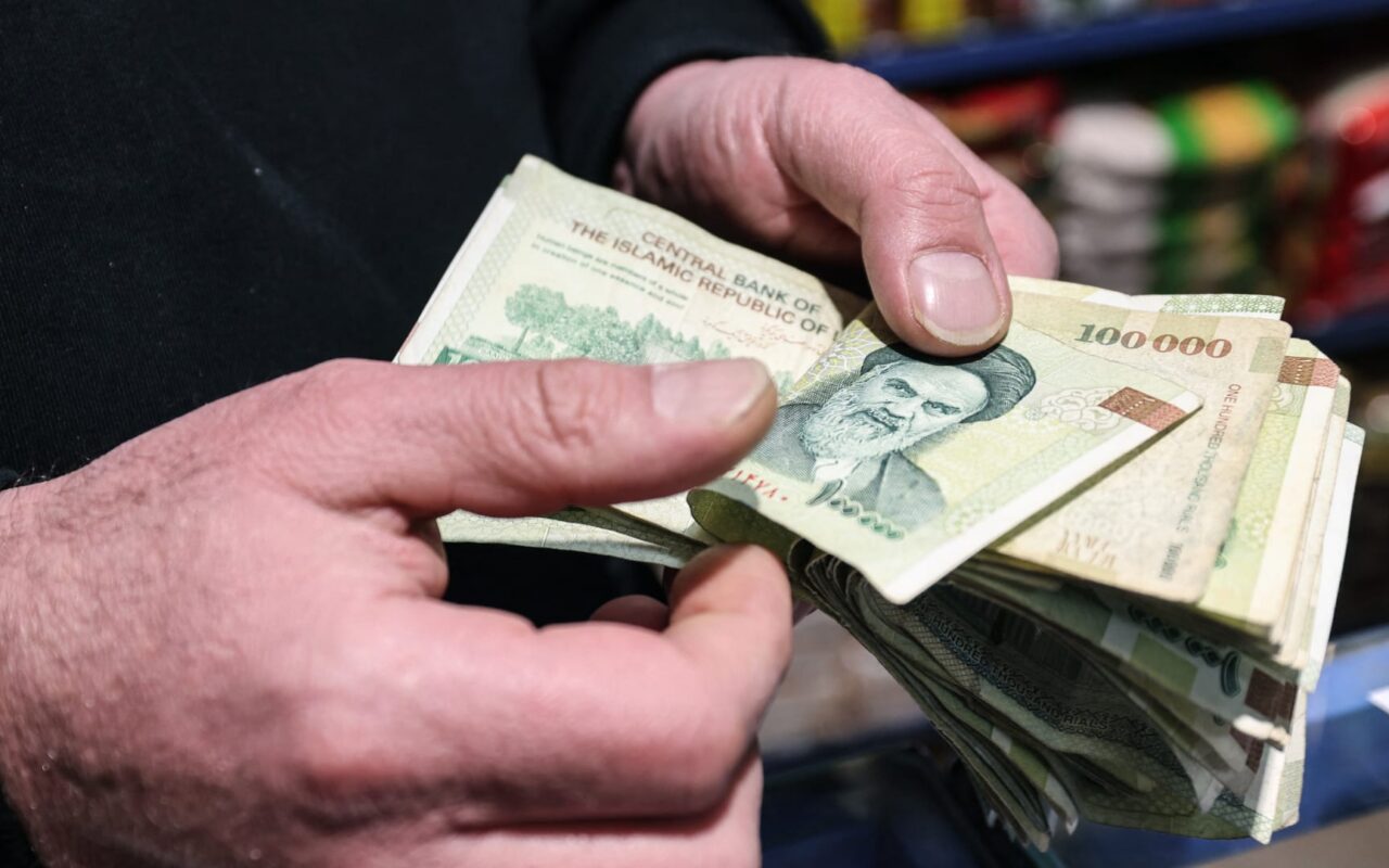 ما قيمة أموال إيران المجمدة وفي أي دول توجد؟