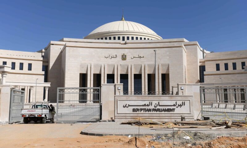 مصر.. البرلمان يدخل على خط أزمة عدادات الكهرباء الكودية وسط معارضة لـ”التسعير الموحد”