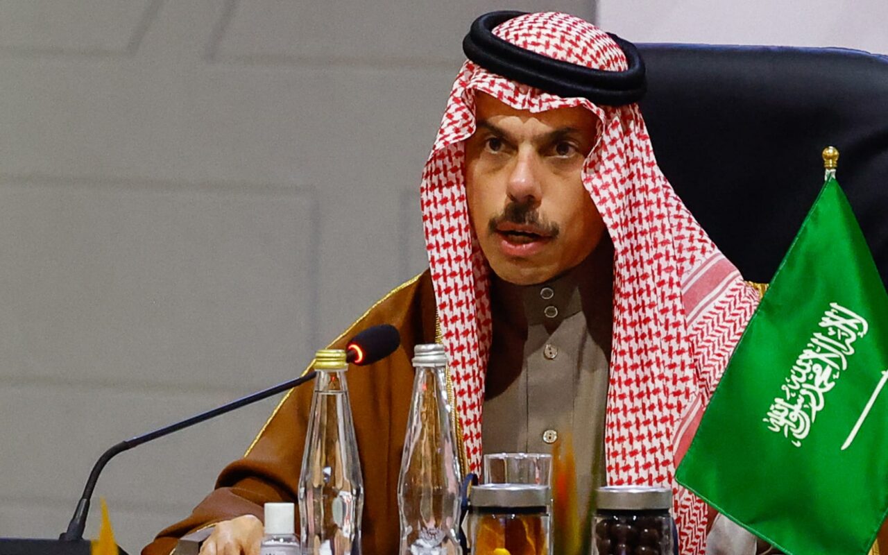 وزير خارجية السعودية يعلق وسط جدل أي الدول الخليجية ستمول إعادة بناء إيران