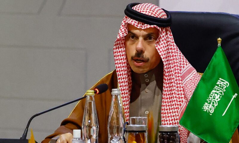 وزير خارجية السعودية يعلق وسط جدل أي الدول الخليجية ستمول إعادة بناء إيران