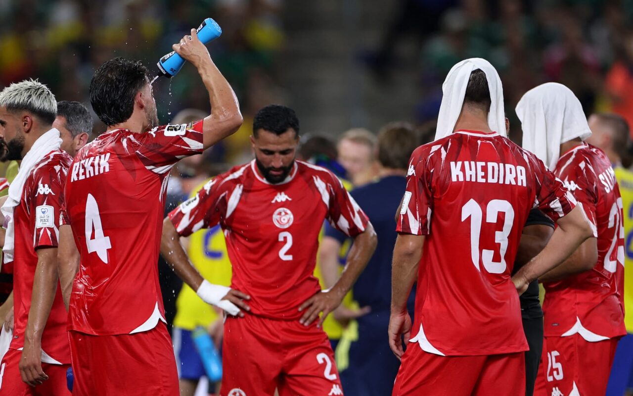 لماذا أثارت فترات التوقف لشرب المياه خلال كأس العالم جدلاً؟